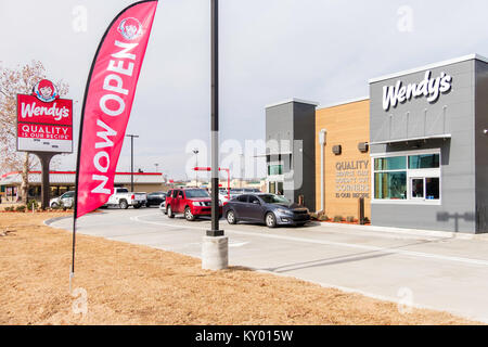 Une ligne de clients dans les secteurs de l'automobile à la fenêtre d'emporter lors de l'inauguration du nouveau restaurant Wendy's. Oklahoma City, Oklahoma, USA. Banque D'Images