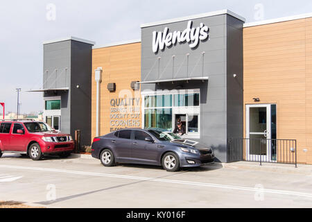 Une ligne de clients dans les secteurs de l'automobile à la fenêtre d'emporter lors de l'inauguration du nouveau restaurant Wendy's. Oklahoma City, Oklahoma, USA. Banque D'Images