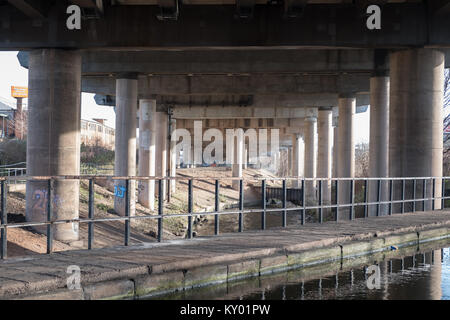 Spaghettis à la sortie A38(M) Birmingham Ring Road Interchange Hil graveleux concrètes apprivoiser la rivière Banque D'Images