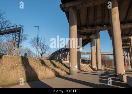 Spaghettis à la sortie A38(M) Birmingham Ring Road Interchange Hil graveleux concrètes apprivoiser la rivière Banque D'Images