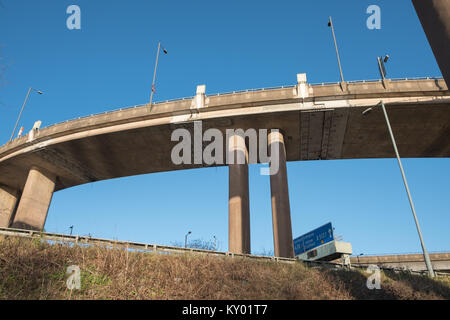 Spaghettis à la sortie A38(M) Birmingham Ring Road Interchange Hil graveleux concrètes apprivoiser la rivière Banque D'Images