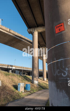 Spaghettis à la sortie A38(M) Birmingham Ring Road Interchange Hil graveleux concrètes apprivoiser la rivière Banque D'Images