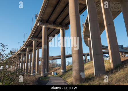 Spaghettis à la sortie A38(M) Birmingham Ring Road Interchange Hil graveleux concrètes apprivoiser la rivière Banque D'Images