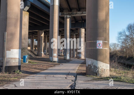 Spaghettis à la sortie A38(M) Birmingham Ring Road Interchange Hil graveleux concrètes apprivoiser la rivière Banque D'Images