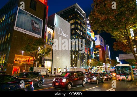 TOKYO, JAPON - 28 NOVEMBRE 2015 : Le Ginza est le plus célèbre de Tokyo, boutiques de luxe, de restaurants et de divertissement avec de nombreux departme Banque D'Images