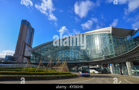 Kanazawa, Japon - Dec 2, 2016. Vue de la Station JR de Kanazawa au Japon,. Station a un dôme en verre appelé Motenashi (bienvenue) Dome, qui loo Banque D'Images