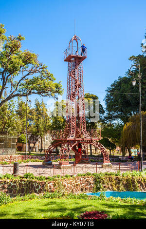 SUCRE, BOLIVIE - 22 MAI 2015 : comme la Tour Eiffel Tower dans Parc Simon Bolivar à Sucre, capitale de la Bolivie. Banque D'Images