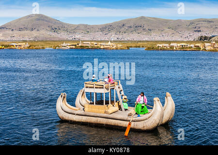 PUNO, PÉROU - 14 MAI 2015 : Totora bateau sur le lac Titicaca, près de Puno, Pérou Banque D'Images