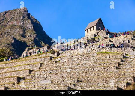 MACHU PICCHU, au Pérou - 26 MAI 2015 : les touristes non identifiés à Machu Picchu, au Pérou. Banque D'Images