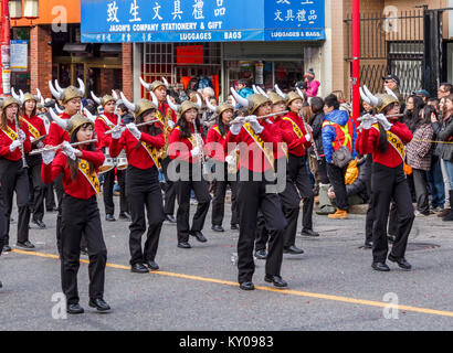 VANCOUVER, CANADA - Le 2 février 2014 : Burnaby North Secondary School Marching Band Viking lors du défilé du Nouvel An chinois Banque D'Images