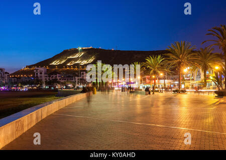 AGADIR, MAROC - Le 20 février 2016, Agadir : promenade au bord de la nuit, le Maroc. Agadir est une ville du Maroc située sur le littoral de Atlant Banque D'Images