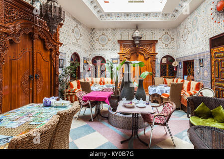 Marrakech, Maroc - 29 février 2016 : Riad à Marrakech, Maroc. Le Riad est une maison marocaine traditionnelle ou palace avec un jardin intérieur ou courtyar Banque D'Images