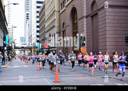 Chicago, Illinois - 16 juillet 2017 : Les participants à la rock and roll Demi-marathon de Chicago courent le long de la boucle. Banque D'Images