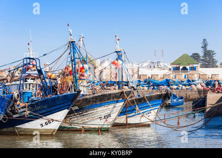 ESSAOUIRA, MAROC - 20 février 2016 : bateaux de pêche traditionnelle dans la ville d'Essaouira sur l'océan Atlantique. Banque D'Images