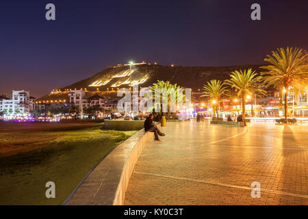 AGADIR, MAROC - Le 20 février 2016, Agadir : promenade au bord de la nuit, le Maroc. Agadir est une ville du Maroc située sur le littoral de Atlant Banque D'Images