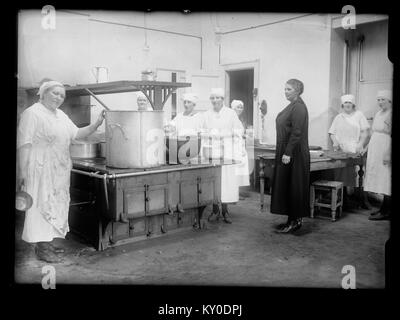Cette photographie 'Hjemmenes Vel, Kjøkken' représente un intérieur de cuisine norvégienne traditionnelle, montrant des meubles, des ustensiles et des éléments de la vie domestique. Banque D'Images