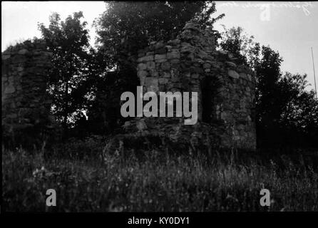 Photographie de la vieille église de Hjälmseryd en Suède, montrant la construction médiévale en pierre et la préservation historique des sites religieux ruraux. Banque D'Images