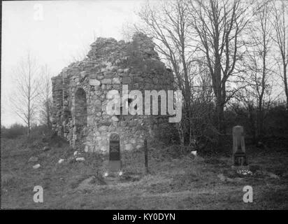 La vieille église de Hjälmseryds à Gamla Hjälmseryd, en Suède, est une église médiévale en pierre datant du XIIe siècle. L'église a une nef, un chœur et une abside semi-circulaire. Il est classé par le Conseil du patrimoine national suédois et est préservé en tant que site patrimonial représentant l'histoire religieuse et architecturale de la Suède. Banque D'Images