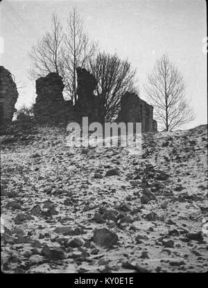 Cette image représente l'ancienne église de Hjälmseryd en Suède, soulignant ses caractéristiques architecturales et son importance en tant que site religieux historique au sein de la communauté locale. Banque D'Images