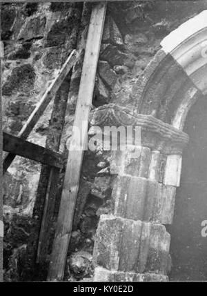 La vieille église de Hjälmseryd en Suède est une structure religieuse médiévale connue pour son architecture en pierre, sa préservation historique et son rôle dans l’histoire culturelle et ecclésiastique suédoise. Banque D'Images