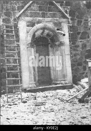 La vieille église de Hjälmseryd en Suède est une église médiévale remarquable pour son architecture traditionnelle et son rôle dans l'histoire religieuse régionale. Banque D'Images