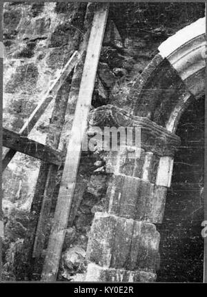 L'ancienne église de la paroisse de Sävsjö dans la municipalité de Hjälmseryd, dans le comté de Jönköping, en Suède, date du XIIe siècle, a été abandonnée dans les années 1860 et restaurée en 1933-1934. Elle est construite en pierre grise et présente une nef romane, un chœur et une abside et conserve des éléments d'origine tels que les fonts baptismaux et une chaire du XVIIe siècle. Banque D'Images