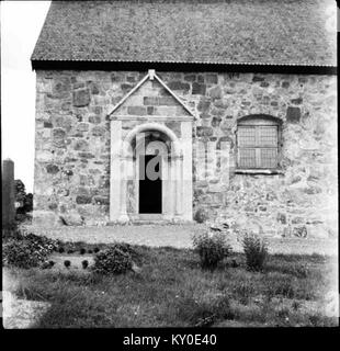 La vieille église de Hjälmseryd, en Suède, est un site historique présentant une architecture médiévale, une construction en pierre, une tour et une signification religieuse. Banque D'Images