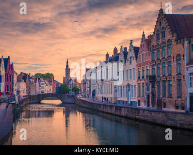 Brugge soir paysage urbain. Les vieux bâtiments au canal d'eau à Bruges, Belgique. Banque D'Images
