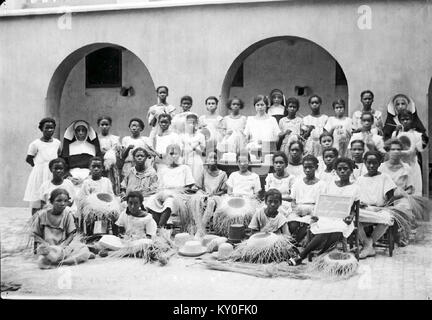 Une photographie montre le tissage du chapeau à Curaçao, un métier enseigné par l'Église catholique romaine, documentant les techniques traditionnelles conservées dans une collection de musée. Banque D'Images