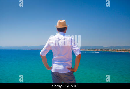 Man at summer resort. Homme regarde ciel bleu profond. Soleil d'Espagne sur la côte. Hotel Salou, Espagne. Banque D'Images