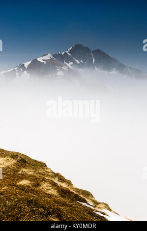 La montagne écossaise Dubh (la ciste cercueil noir élevage) à travers un nuage impressionnant jusqu'à la fin de l'inversion de mars. La photo a été prise à partir de la th Banque D'Images