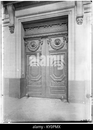 Photographie du Hôtel d’Hasselin dans le 4ème arrondissement de Paris, France, montrant la façade ornée et le portail d’entrée conçus dans le style architectural parisien classique du 17ème siècle. Banque D'Images