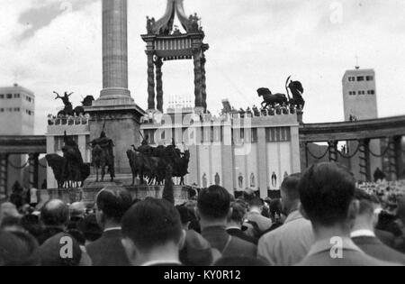 La photographie intitulée 'Hősök tere, Eucharisztikus Világkongresszus' capture une scène du Congrès eucharistique mondial qui s'est tenu sur la place des héros à Budapest, en Hongrie. L'image fait partie de la collection Fortepan, qui documente les événements historiques en Hongrie. Banque D'Images