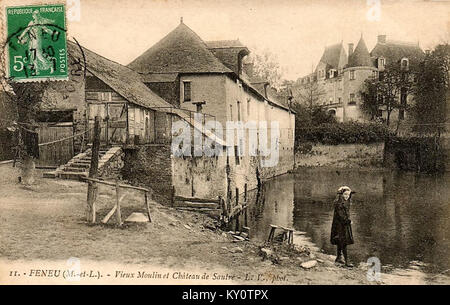 L'ancien moulin et le Château de Sautré à Feneu, en France, sont des structures historiques représentant l'architecture et le patrimoine régionaux. Banque D'Images