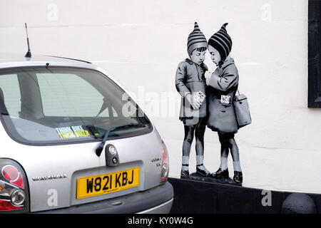 Une œuvre d'art au pochoir inspiré banksy a appelé l'affaire sur le mur d'un pub à Weston super Mare, Royaume-Uni. Créé par l'artiste graffiti local JPS. Banque D'Images