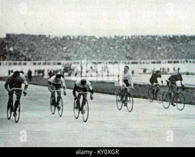 Finale des 5 kilomètres aux JO de Londres 1908, victoire de Benjamin Jones, devant Maurice Schilles et André Auffrey Banque D'Images