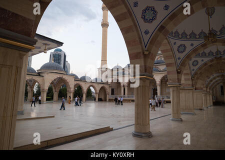 "Le coeur de Tchétchénie" Mosquée, arches et des éléments architecturaux Banque D'Images