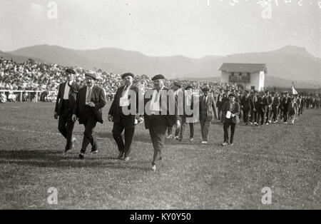 Cette image capture des scènes de l'inauguration de l'Estadio Gal à Irun, en Espagne, soulignant la célébration de la nouvelle installation sportive par la communauté. Banque D'Images