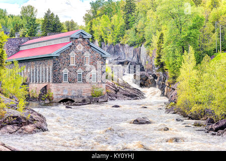 Chicoutimi, Canada - le 3 juin 2017 : La Pulperie de Chicoutimi, Musée régional de pâte à Saguenay, Québec avec rivière et l'eau qui coule en été Banque D'Images