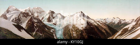 Une photographie prise en 1902 depuis le col Asulkan dans les montagnes Selkirk, en Colombie-Britannique, montrant le mont Fox et Mt. Dawson avec Dawson’s Glacier. L'image met en évidence la photographie de paysage du début du XXe siècle et la géographie glaciaire dans l'Ouest canadien. Banque D'Images