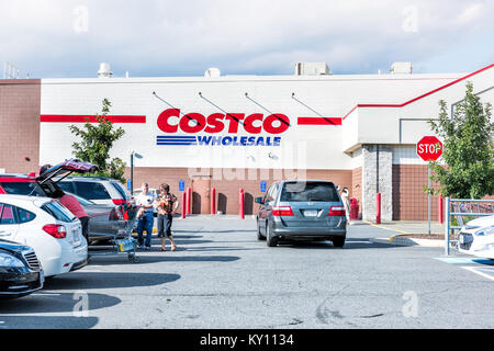 Fairfax, États-Unis - le 8 septembre 2017 : Les gens avec des chariots remplis de produits d'épicerie, les produits sortant de magasin Costco en Virginie, parking gratuit Banque D'Images