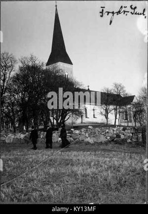 Fogdö kyrka est une église médiévale en pierre située sur l'île de Fogdön dans le lac Mälaren, en Suède, érigée à l'origine au XIIe siècle avec une tour ouest, agrandie plus tard au XIIIe siècle. Elle est considérée comme l’une des plus grandes églises médiévales de la région et conserve des éléments structurels tels que la « porte religieuse » scellée sur la façade sud, témoignant de sa double fonction d’église paroissiale et de site monastique. Il a été rénové et modernisé au cours des dernières décennies. Banque D'Images