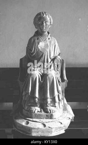 L'église de Fogdö, située dans la municipalité de Strängnäs, en Suède, est une église médiévale dont les origines remontent au XIIIe siècle. Il présente des caractéristiques architecturales romanes et a fait l'objet de plusieurs rénovations au cours des siècles. L'église fait partie de la collection KMB du Conseil du patrimoine national suédois, soulignant son importance historique et culturelle. Banque D'Images