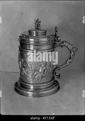 L'église de Fogdö, située dans la municipalité de Strängnäs, en Suède, est un édifice religieux médiéval dont les origines remontent au XIIIe siècle. Il présente des éléments architecturaux romans et a subi plusieurs rénovations. L'église fait partie de la collection KMB du Conseil du patrimoine national suédois, soulignant son importance historique et culturelle. Banque D'Images