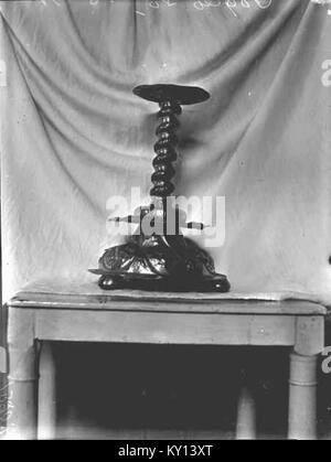 L'église de Fogdö, située dans la municipalité de Strängnäs, en Suède, est un bâtiment ecclésiastique médiéval dont les origines remontent au XIIIe siècle. Il présente des éléments architecturaux romans et a subi plusieurs rénovations au fil des siècles. L'église fait partie de la collection KMB du Conseil du patrimoine national suédois, soulignant son importance historique et culturelle. Banque D'Images