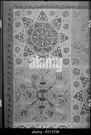 L'église de Fogdö, située en Suède, conserve l'architecture médiévale en pierre, les autels intérieurs, les vitraux et sert de site d'importance religieuse historique. Banque D'Images