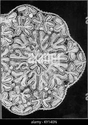 Fogdö kyrka est une église médiévale située à Fogdö, en Suède. L'église présente une architecture romane, un toit en bois et des peintures murales historiques, reflétant son importance religieuse et culturelle dans la région. Banque D'Images