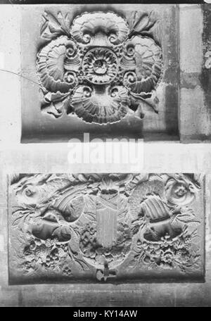 La Fontaine de la Poissonnerie à Paris est une fontaine décorative à deux motifs, illustrant l'ornementation architecturale parisienne du XIXe siècle. Banque D'Images