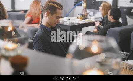 Homme assis dans un café avec café Banque D'Images