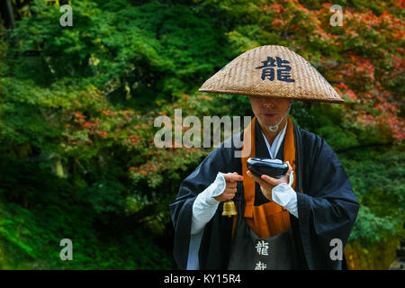 KYOTO, JAPON - 22 NOVEMBRE 2015 : Unidentified Japnese moine prie pour les gens passant devant le temple Kiyomizu-dera Banque D'Images